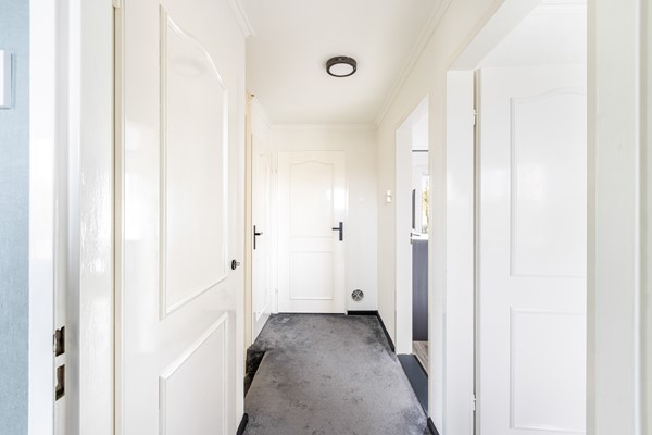 Foto - Te koop: Ruime 2-onder-1-kapwoning met dubbele garage, eigen oprit en fijne tuin